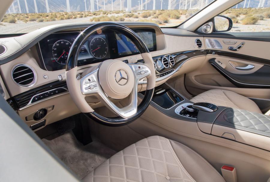 Интерьер Mercedes-Maybach S650 (X222) 2017 года  (NA) (фото 22 из 40)